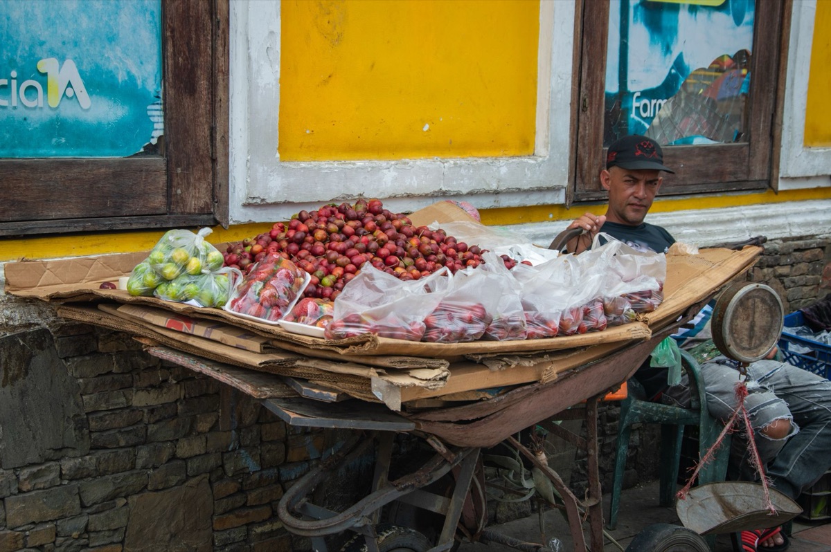 Mercado local con frutas frescas