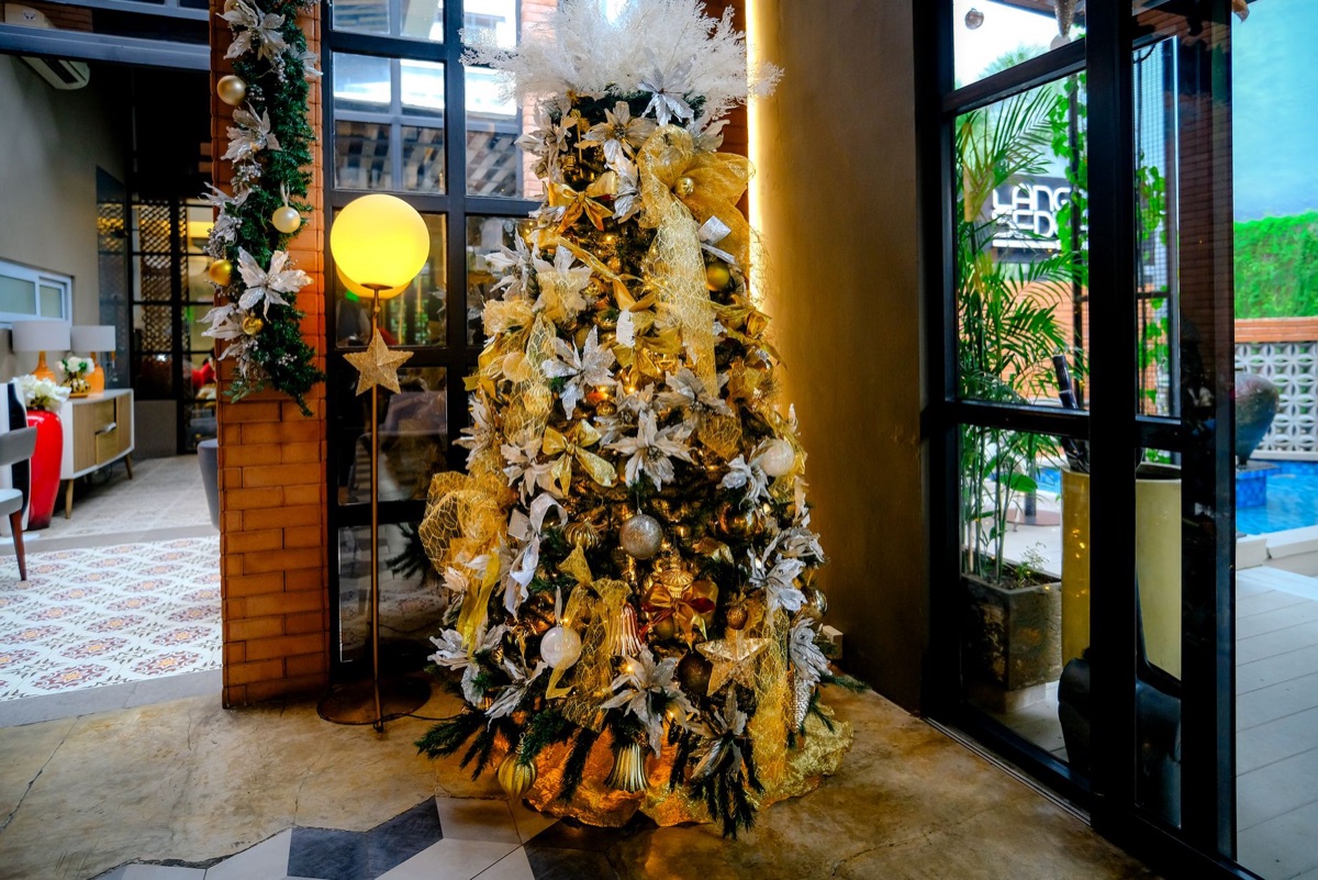 parimen a hotel lobby