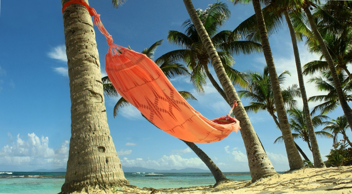 praia tropical com areia branca e água azul