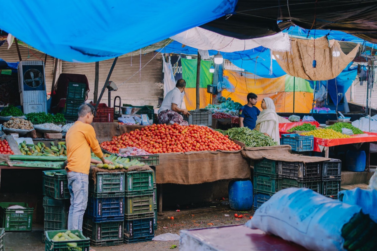 mercado local com frutas e vegetais coloridos