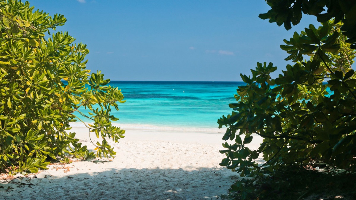 Deutsche Beschreibung: Sandstrande mit blauem Wasser