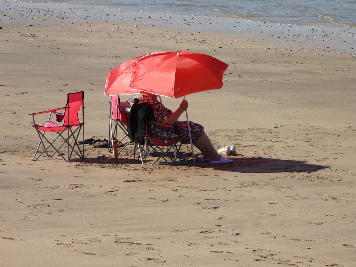 Chaise et parasol sur une plage