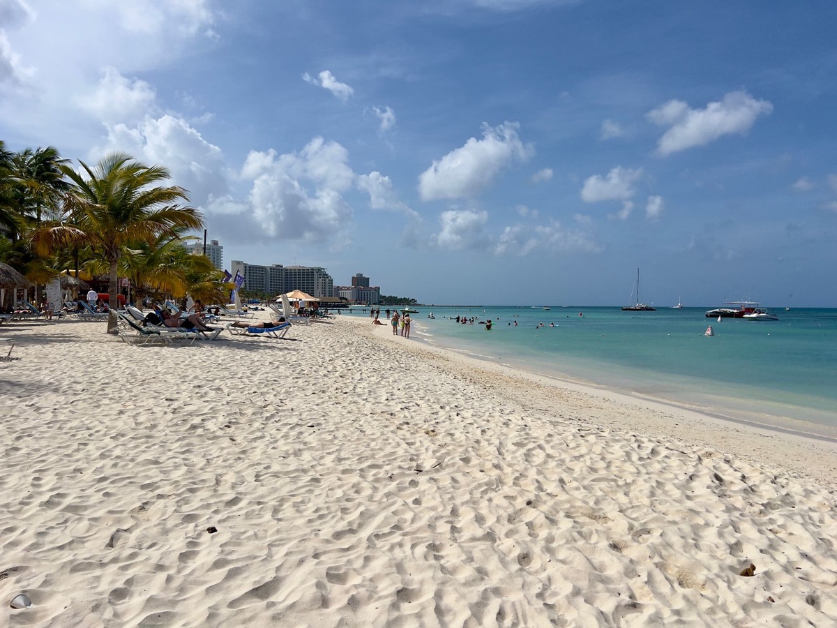 Tropisch strand met wit zand en turquoise water