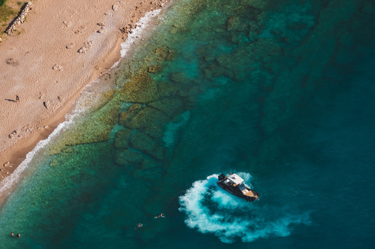 barco de velas en el mar turquesa