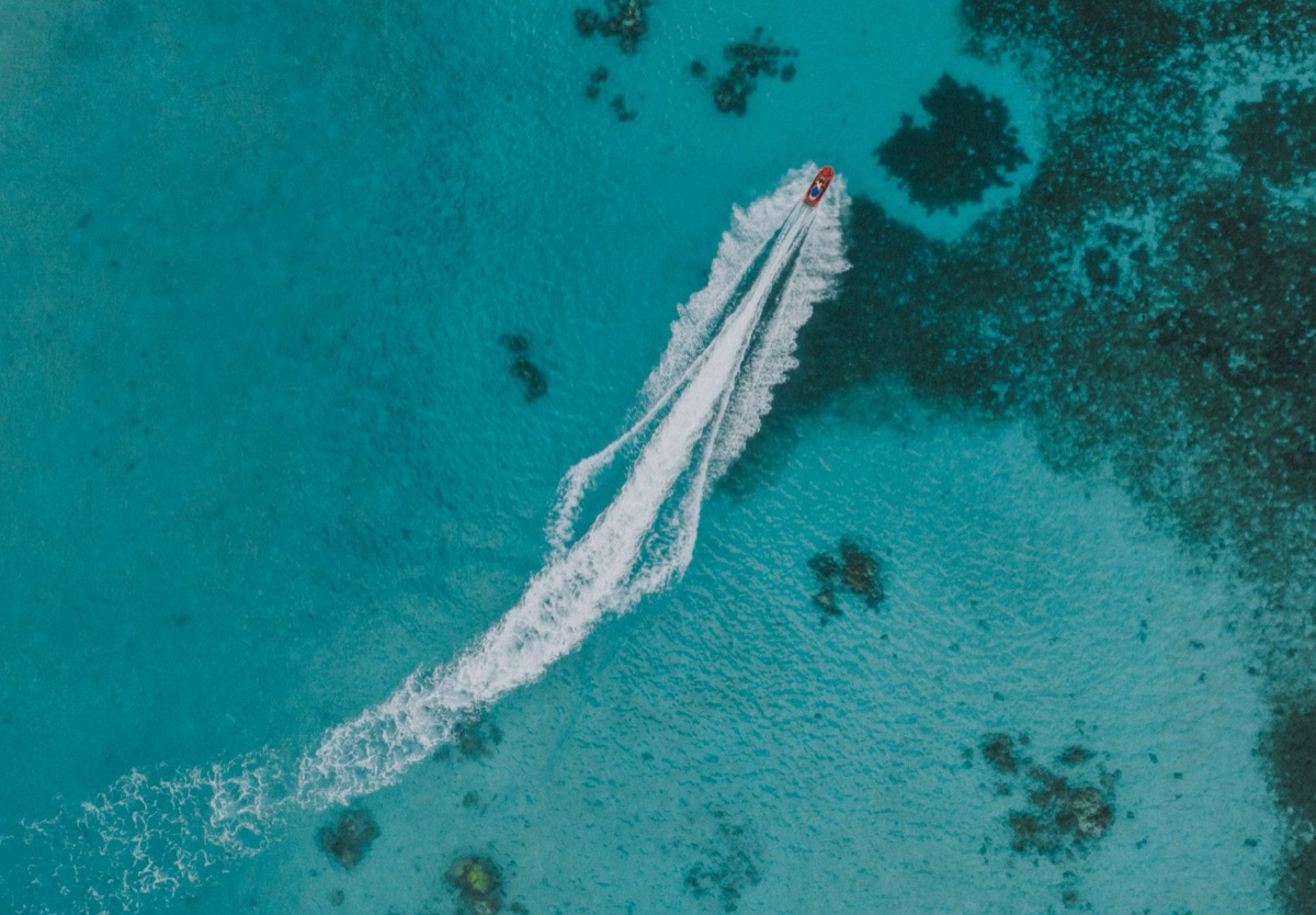 Bateau à voile turquoise