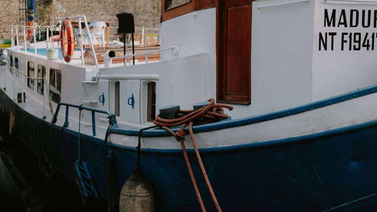 Bateau touristique blanc