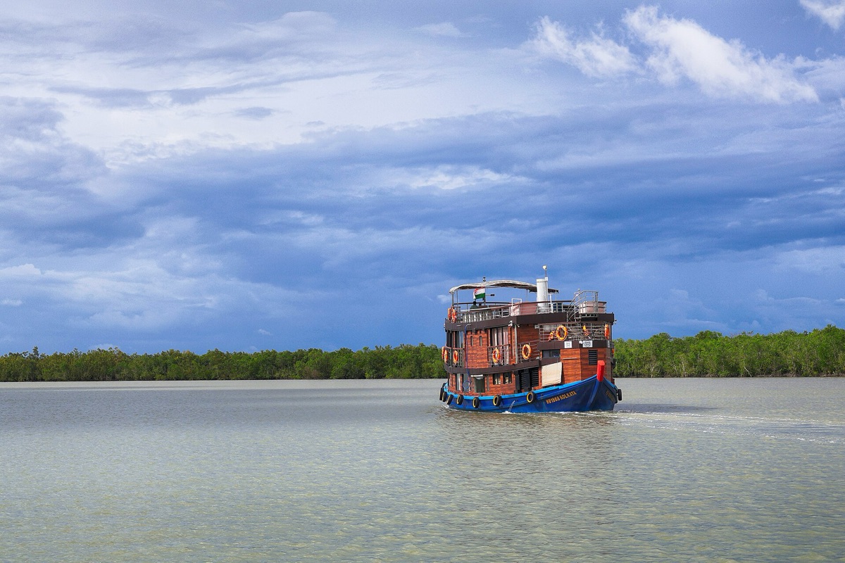 barco de tour com turistas