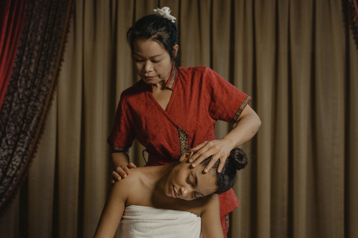 Una massaggiatrice thailandese con un cliente