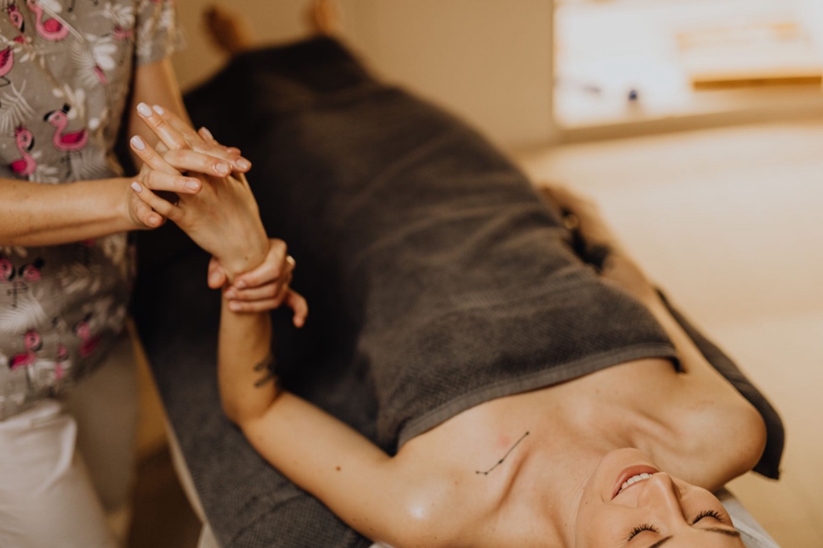 mãos de terapeuta em mesa de tratamento