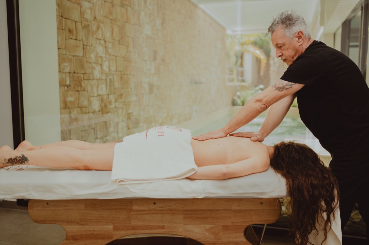tratamento de massagem em ambiente tropical