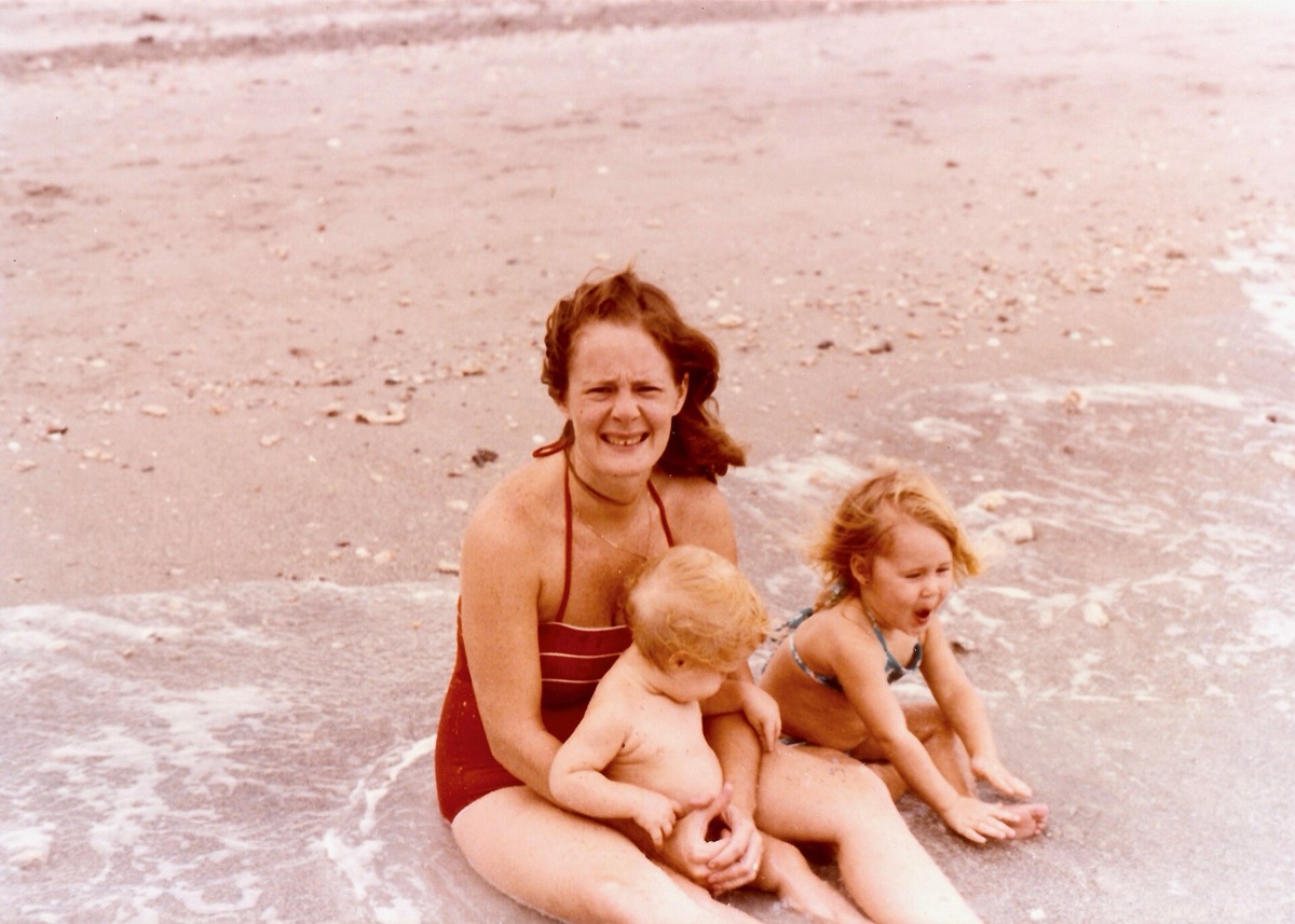 familia con niños en playa