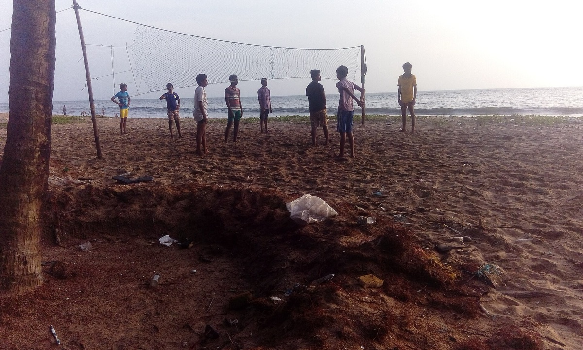Enfants jouent sur la plage