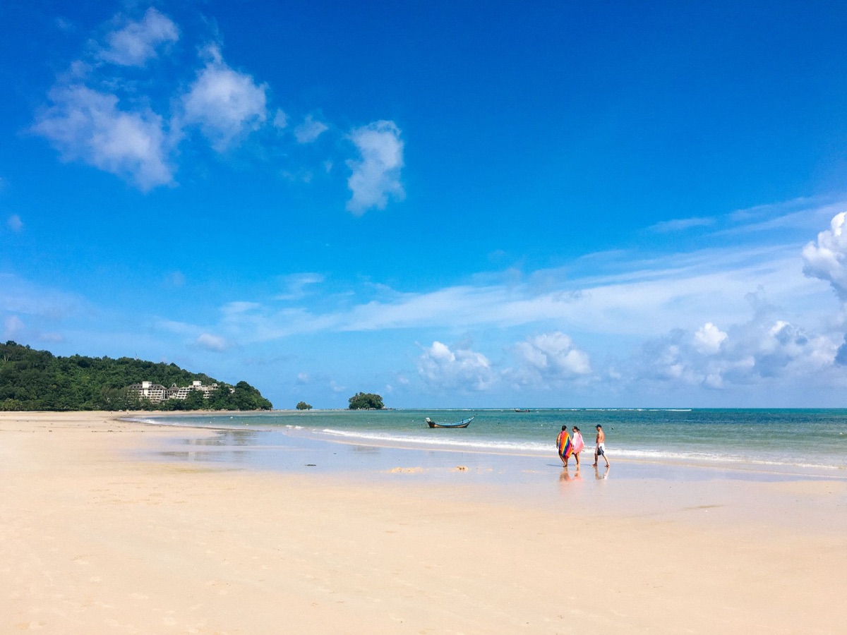 Familie met kinderen op zand in Phuket