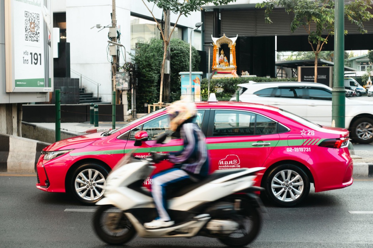 Phuket motorcycle taxi met bestuurder en reiziger