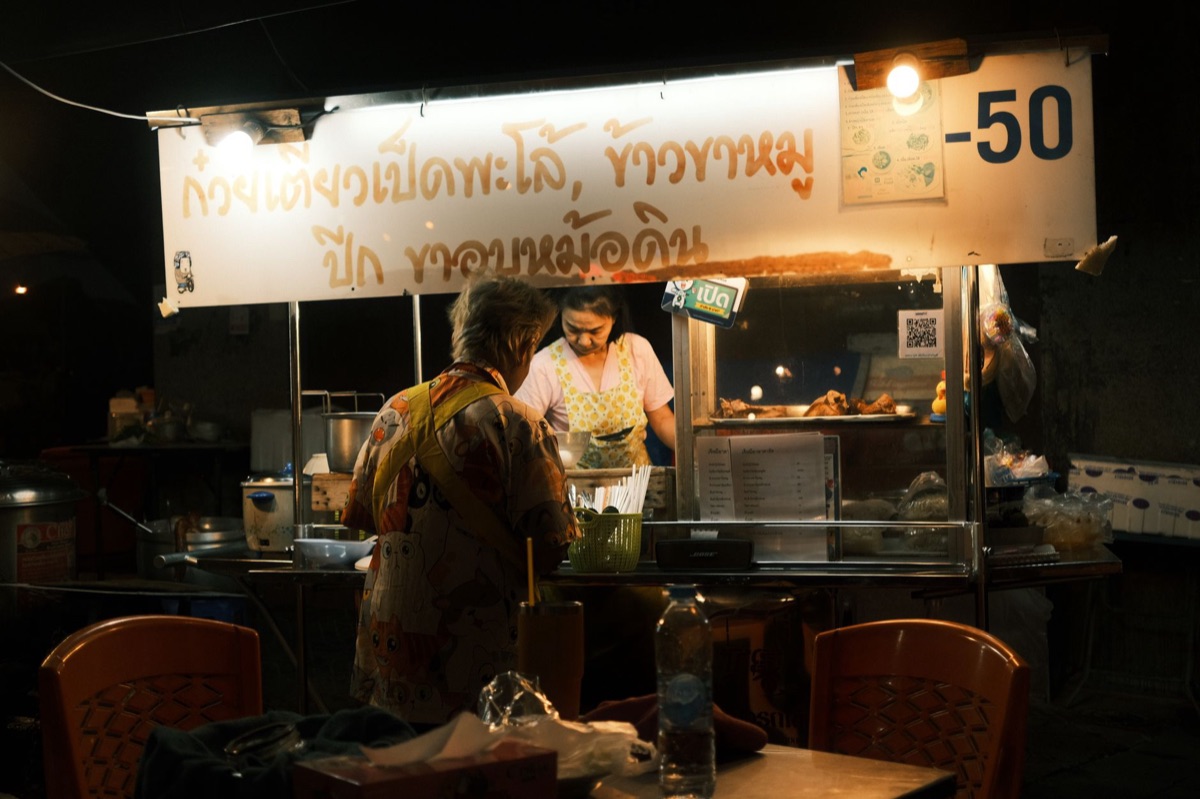 Tiendas de comida en el mercado de noche de Phuket