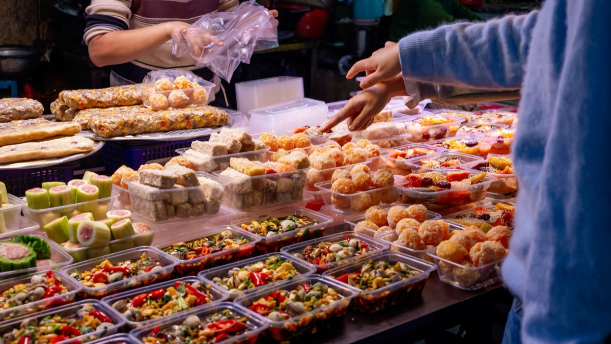 Stallini notturni di Phuket con cibo locale