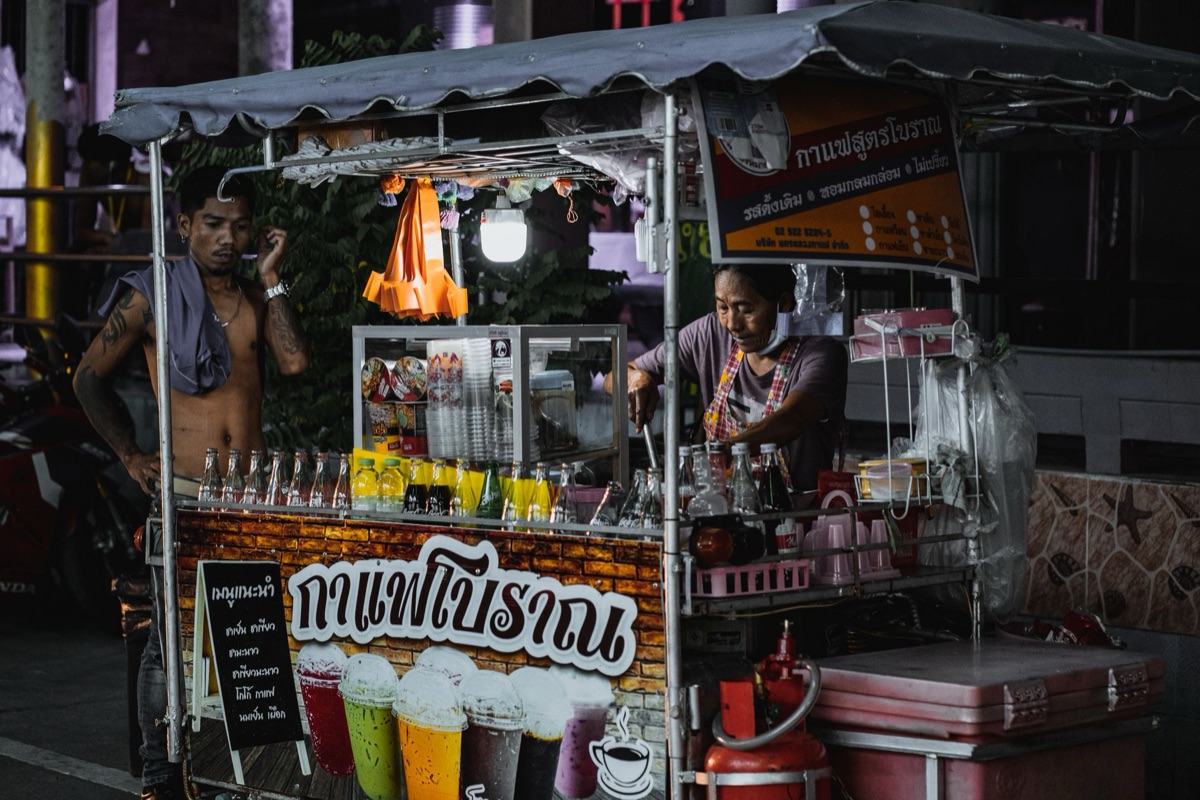 vendedor de comidas de rua em phuket