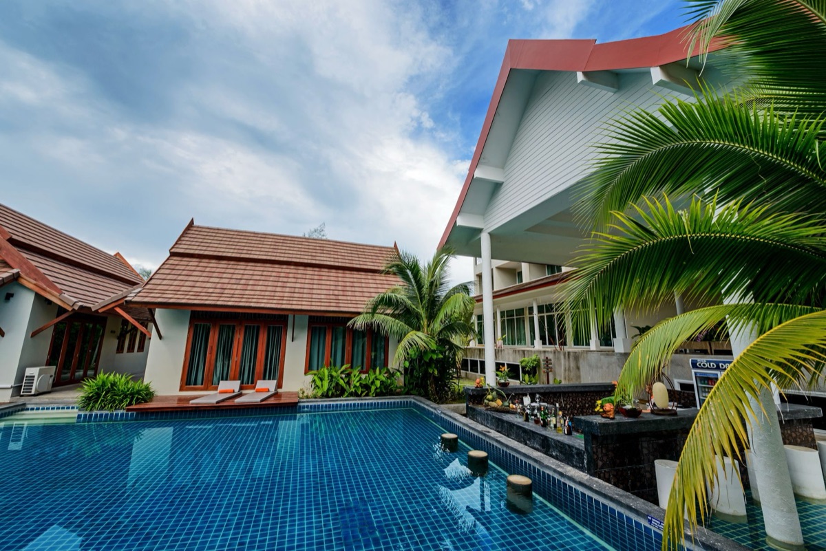 Luxe pool villa op strand
