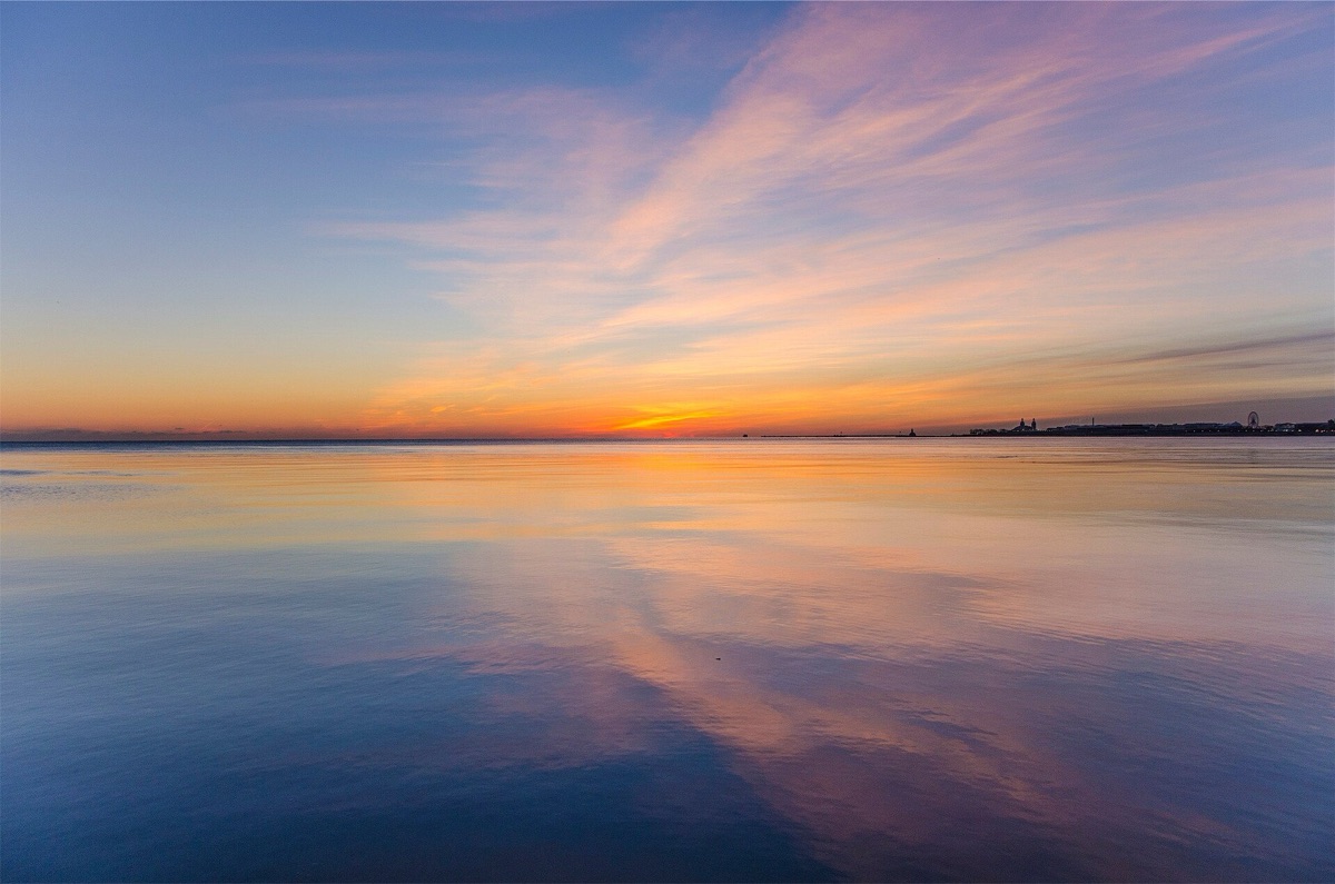 Tropischer Strand mit Sonnenaufgang
