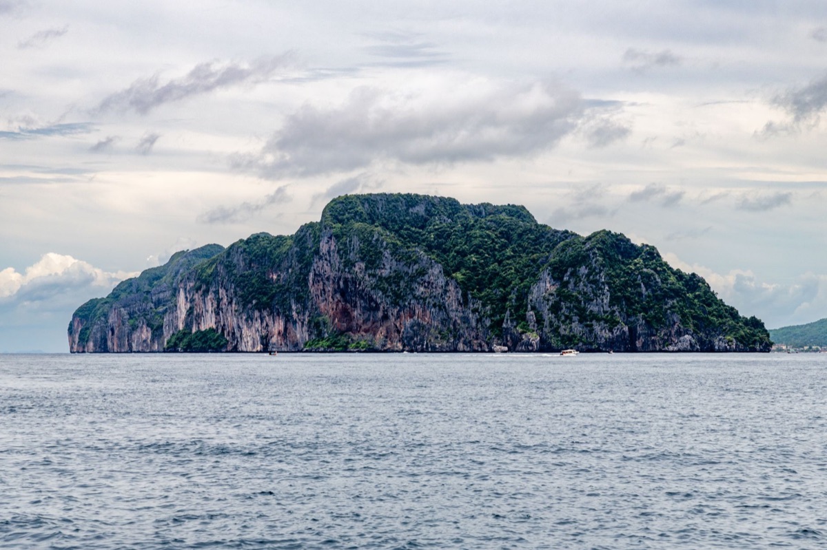 Ciel nuageux au-dessus d'île phuket