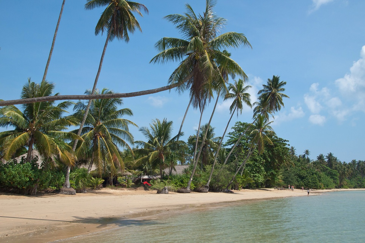 spiaggia tropicale con sabbia bianca
