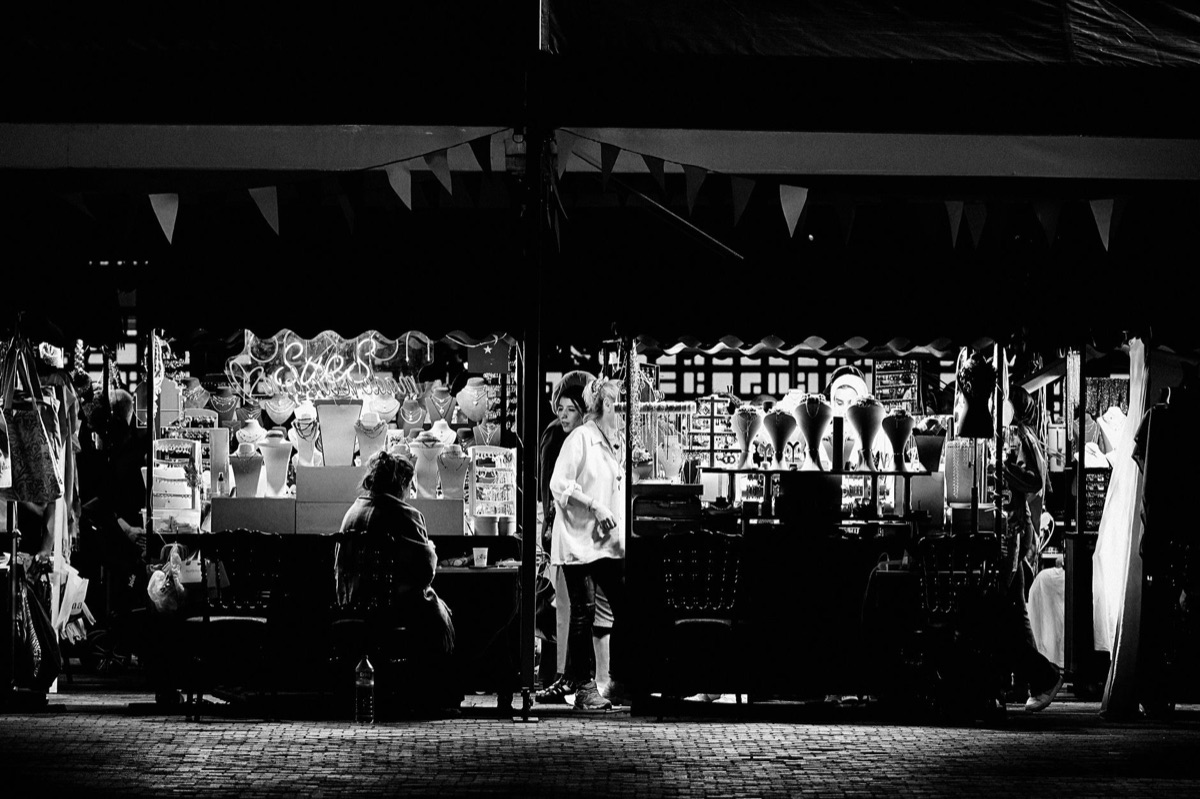Phuket nacht culture: night market stalls with colorful goods and glowing lights