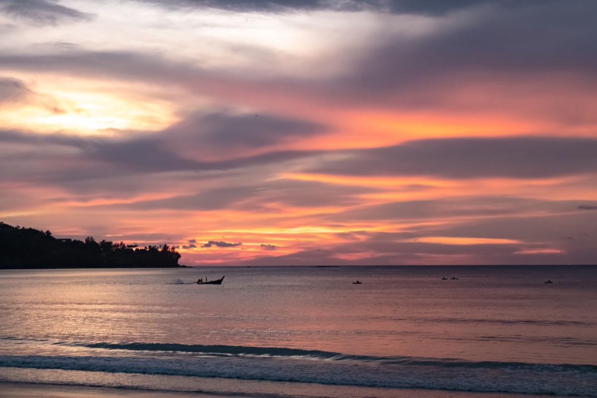 普克特海邊夜景：海邊燈光與遊客互動