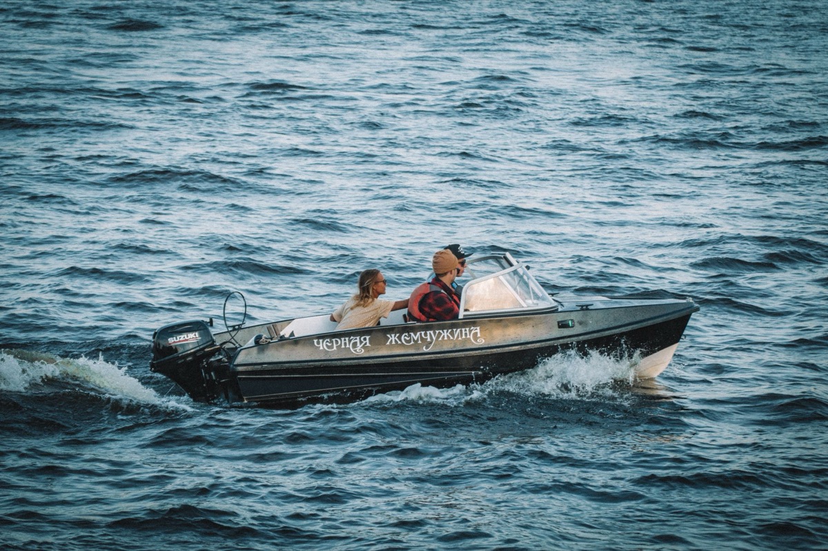 barco veloz con pasajeros, carga en barco