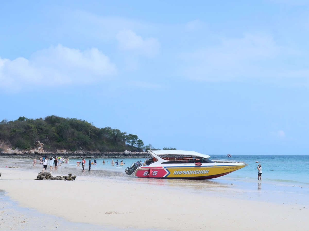 Una barca a velo sull'isola di Phuket