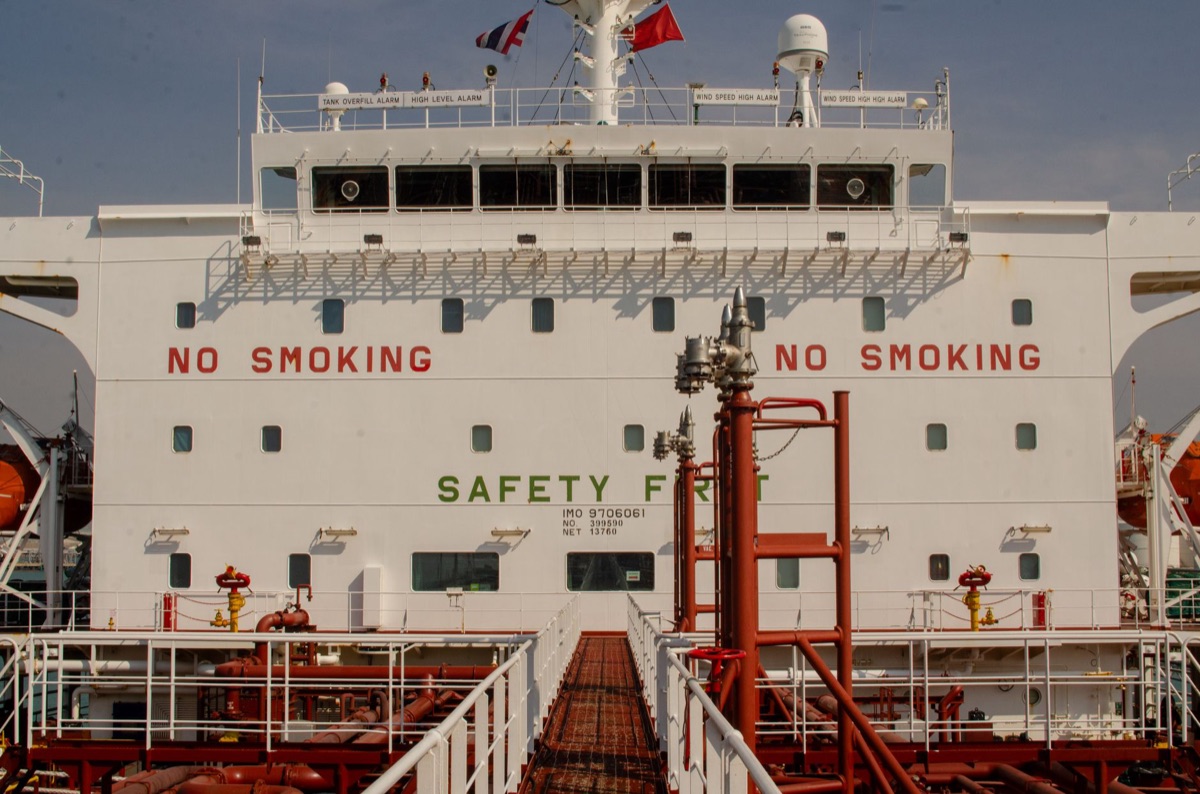 Un grande nave nel porto di Phuket