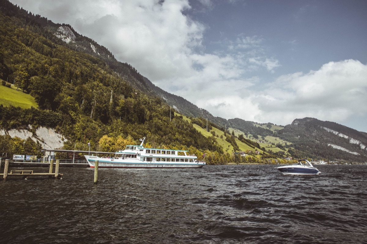 differences between speedboat and cruise ship