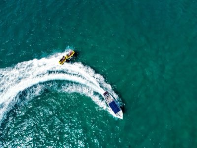 Phi Phi: Lancha vs. Barco Grande – Escolha Seu Passeio Ideal