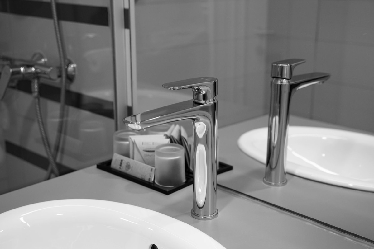 salle de bain moderne, tuyau inoxydable