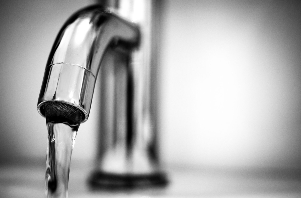 banheiro moderno com tubo de aço inoxidável