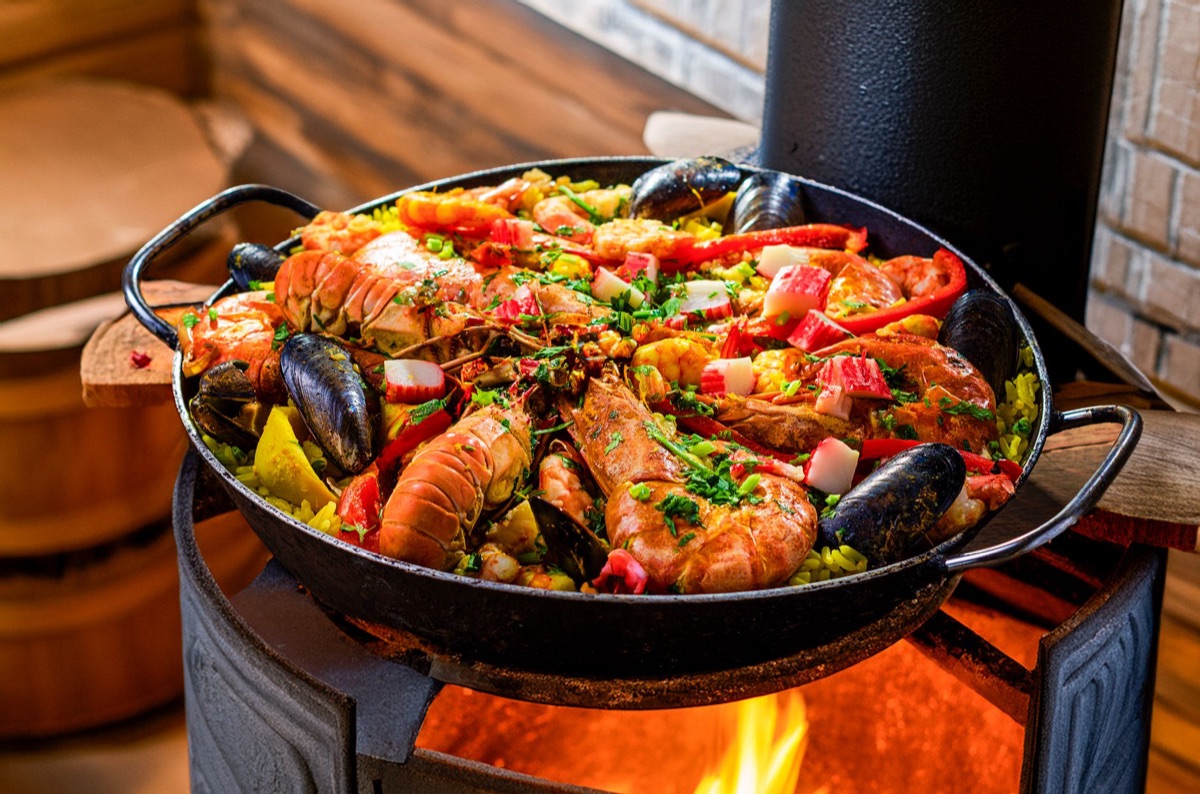 cuisine rustique avec plats de poisson