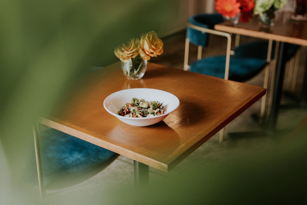 Similan Restaurant: table with tropical plants