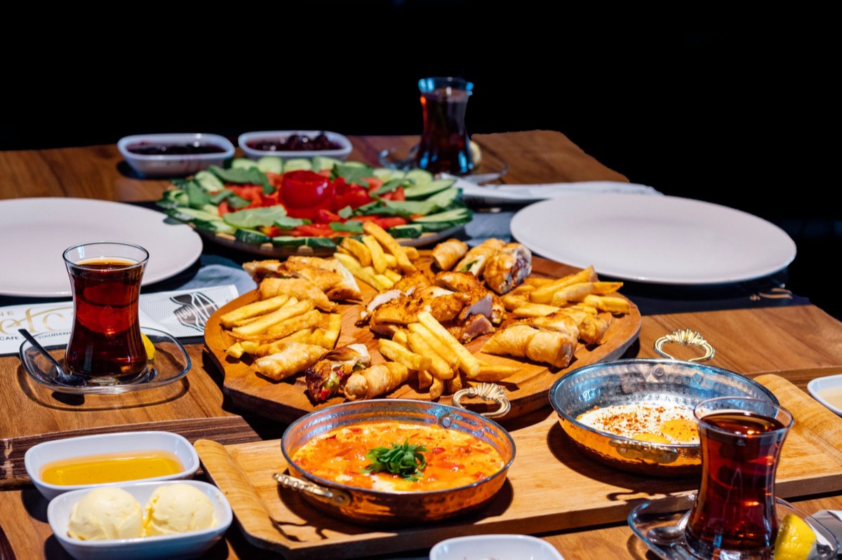 Mesinha de restaurante com pratos tradicionais em Simpang