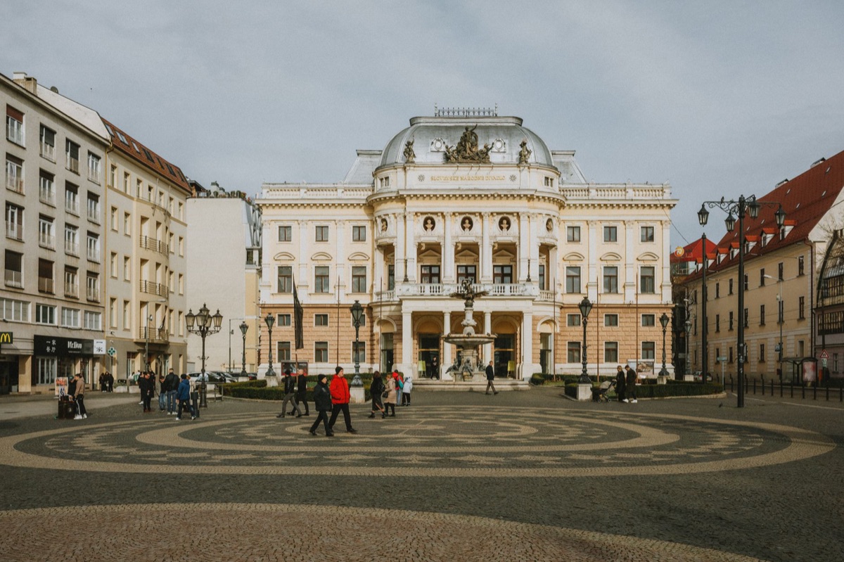 Touristengruppe vor Theater
