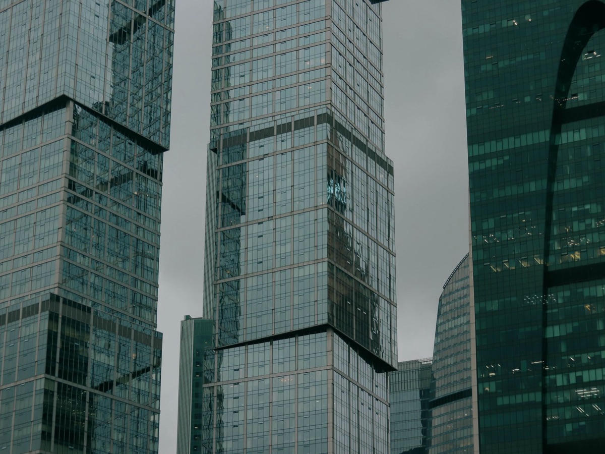 torre con fachada de vidrio
