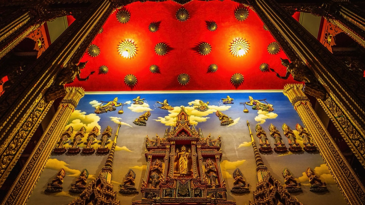 Traditioneller thailändischer Tempel mit Performern