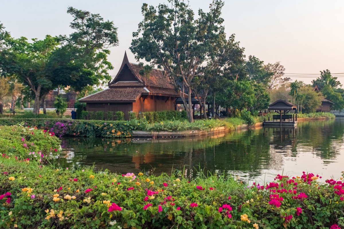 Thailändische Kulturvorstellung in Parkumgebung